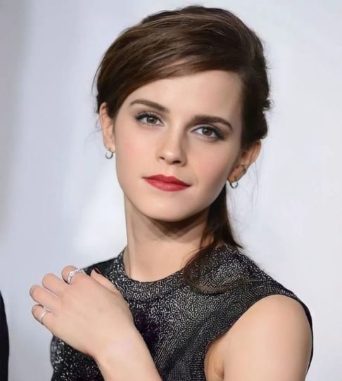 Emma Watson - Essa vai surpreender muita gente: a atriz que ficou eternizada no papel de Hermione não é britânica! Isso mesmo, Watson é natural de Paris, na França, e seus pais só se mudaram para a Inglaterra quando ela tinha cinco anos. 