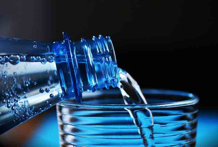 Além do mais, a água precisa ser usada de maneira consciente pelos astronautas, uma vez que ela é escassa. O mais próximo de um banho que eles conseguem é usar uma esponja com água destilada proveniente da umidade do ar, da lavagem das mãos ou até da própria urina! 