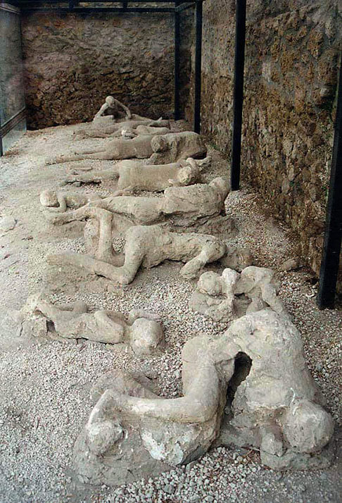 Durante muito tempo se pensou que havia corpos petrificados de pessoas que morreram em Pompeia. Mas arqueólogos esclareceram que, na verdade, são moldes de gesso  