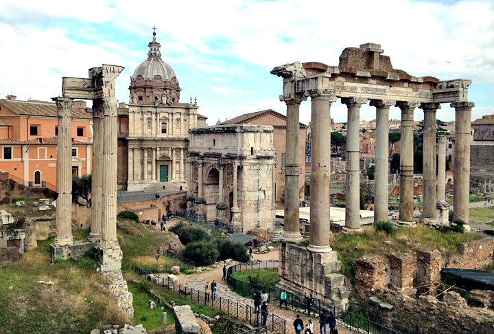 Tem ruínas valiosas, como o Fórum e o Coliseu, que revelam a força do Império Romano.  A sua civilização exerce até hoje influência no Ocidente com legado em Direito, Arquitetura, Artes, Literatura e Religião, entre outras áreas.  