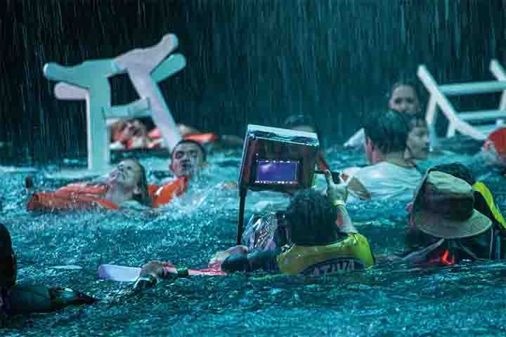 A série também reconstitui momentos do acidente com cenas gravadas no mar e em um tanque projetado. 

