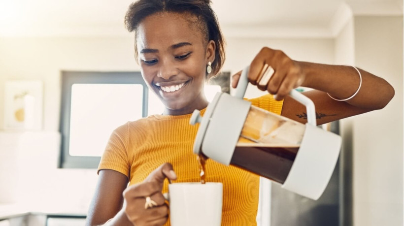 O café possui benefícios nutricionais significativos (Imagem: PeopleImages.com - Yuri A | Shutterstock) 