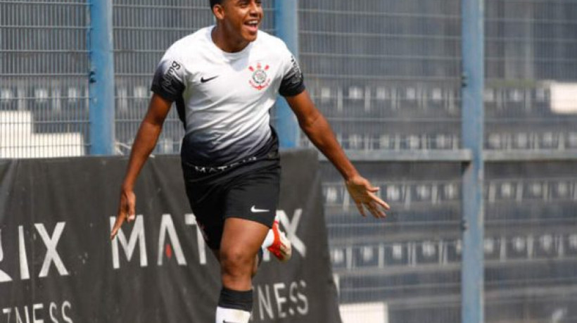 Atacante fez os três gols no 3 a 2 do Timão sobre o Atlético-MG em  jogo pela sexta rodada do Brasileirão da categoria