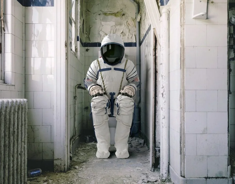 Defecar no vaso sanitário: Não tem banheiro nem vaso sanitário na “ISS” e o local destinado a essa atividade não possui porta, apenas uma cortina. Além disso, o buraco que precisa ser “mirado” é bem pequeno e ainda existe o risco do cocô ficar flutuando por aí!