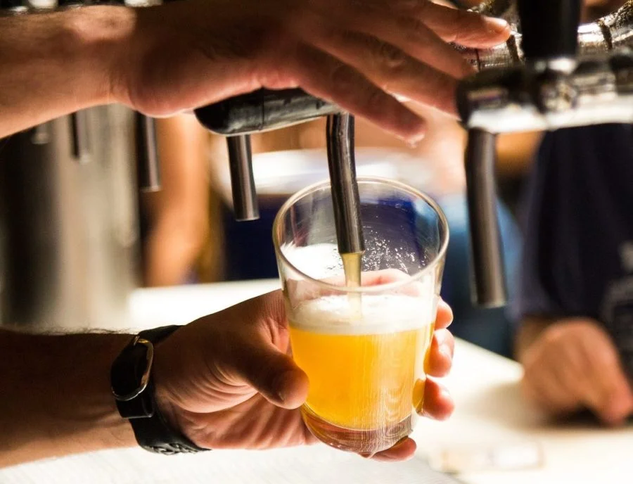 Beber bebida alcoólica: Não existe uma proibição universal aqui, mas sim regras de cada país. Se o astronauta for dos Estados Unidos, por exemplo, a cervejinha está proibida, assim como qualquer outro tipo de bebida alcoólica.