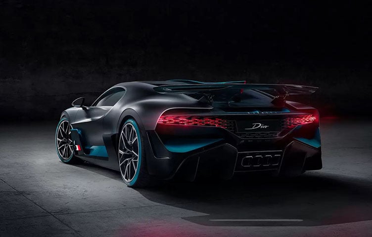 Modelo lançado em 2018 com base em outro (Chiron), é 35 kg mais leve e tem sistema de som mais simples. Com motor de 1.520 cv, chega a 380 km/h.