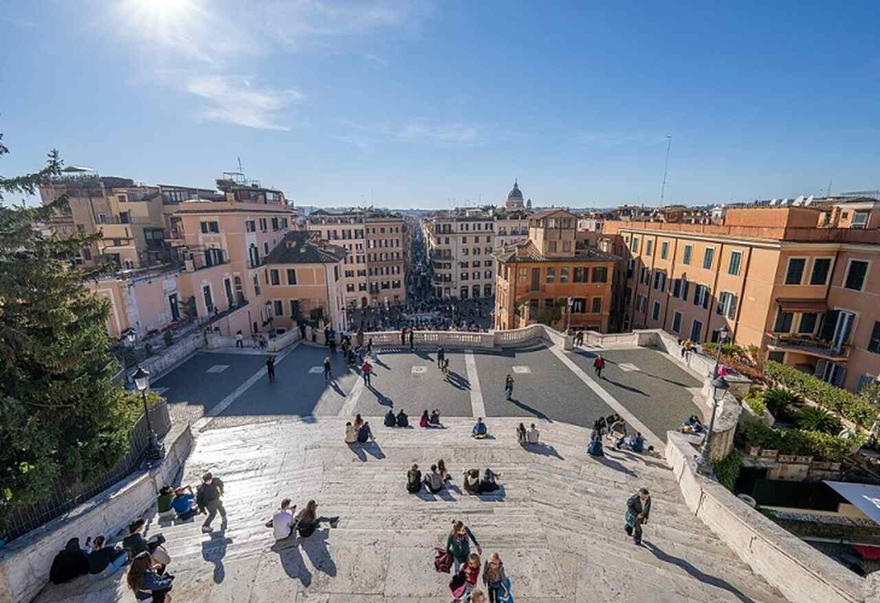 Escadaria da Praça da Espanha (1723-1725): Um ponto de encontro popular com uma escadaria de 135 degraus que liga a embaixada espanhola à igreja Trinità dei Monti
