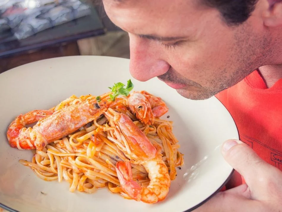 Acontece que os líquidos do corpo se movem de forma diferente no espaço. Eles acabam indo para a cabeça e preenchendo os tubos nasais dos astronautas, o que acaba afetando o sabor e o cheiro dos alimentos. 