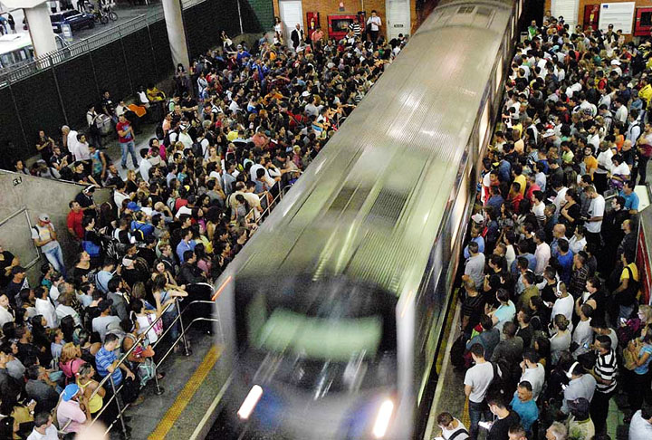 Sempre que tiver chance, faça uma caminhada para esperar um horário de menor movimento no transporte público, evitando plataformas lotadas. 