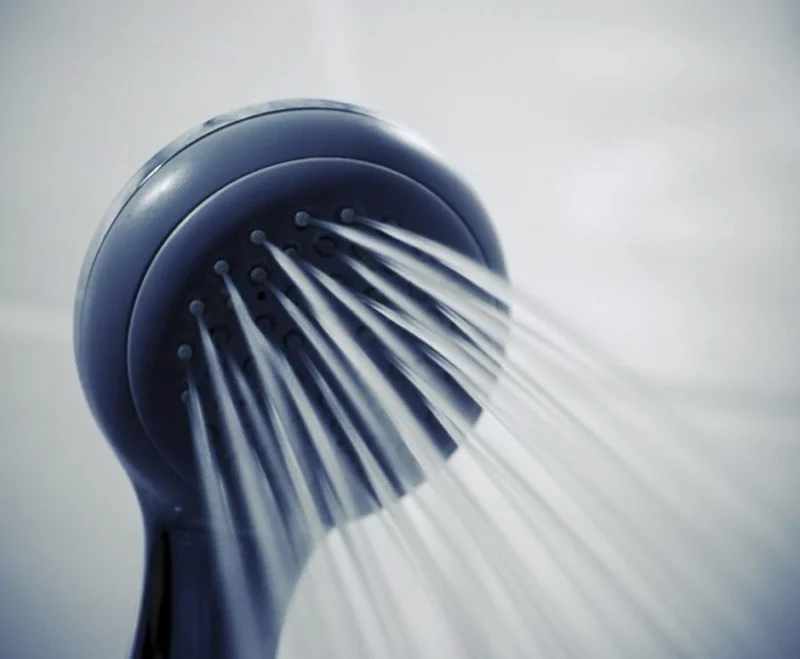 Tomar banho: Se as lágrimas não escorrem, a mesma coisa acontece com um chuveiro, por exemplo. Até por isso, eles sequer foram instalados nas estações espaciais!