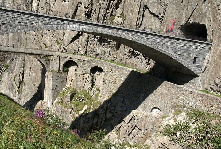 Ponte da Suíça - É a mais famosa ponte do Schöllenen Gorge, no cantão suíço de Uri entre as cidades de Göschenen e Andermatt. 