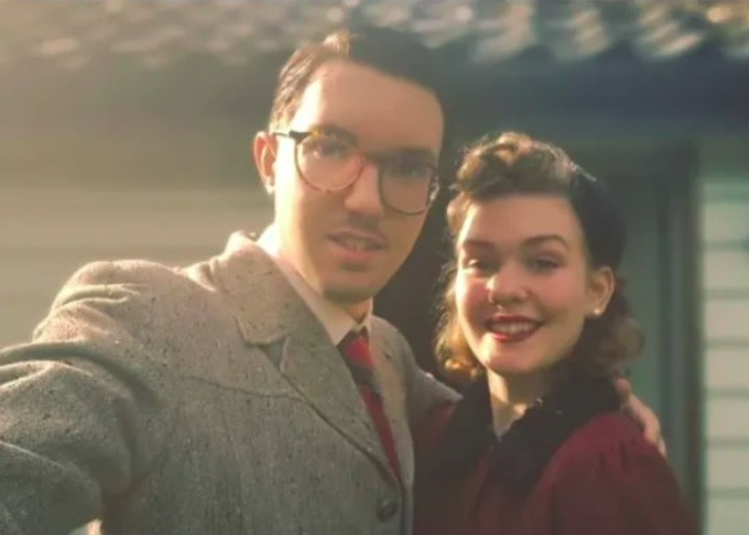 Liberty Avery, de 24 anos, e Greg Kirby, de 29, decidiram se cercar inteiramente da década de 1940 e os dois têm registrado a experiência curiosa nas redes sociais.