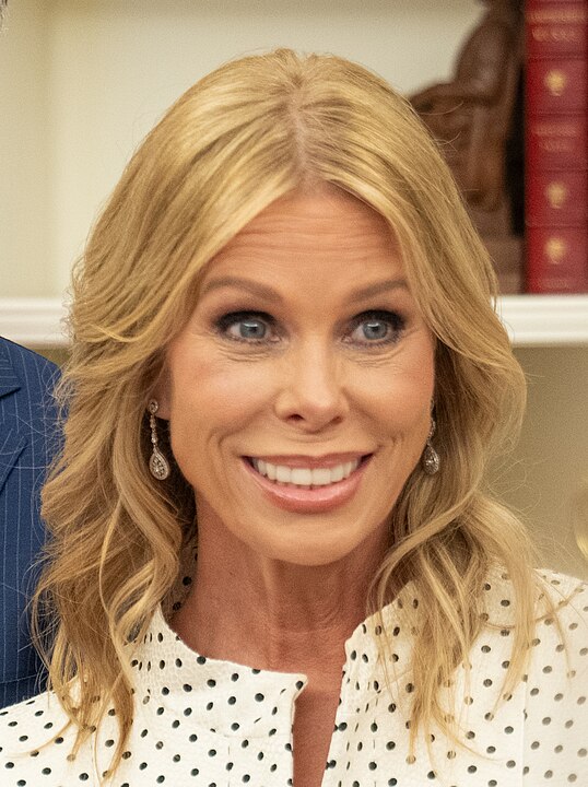 Cheryl Hines - Atriz e comediante americana, nascida em Miami Beach, na Flórida, em 21/9/1965.  Ficou conhecida por seu papel como Cheryl David na série Curb Your Enthusiasm, da HBO.