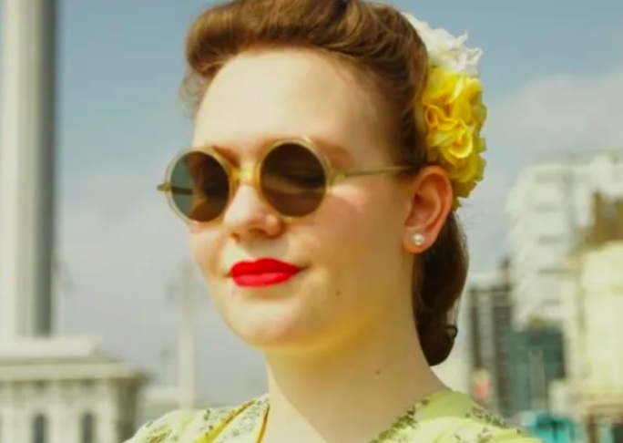 Liberty é costureira especializada em vestidos vintage e gosta de cozinhar usando receitas e utensílios dos anos 1940, de acordo com a BBC.