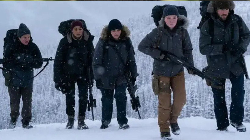 Danny Ramirez, Ariela Barer, Kaitlyn Dever, Tati Gabrielle e Spencer Lordde em cena de 'The Last Of Us'