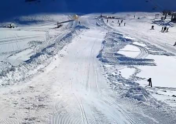 A bolha não parou no local programado e continuou a rolar montanha abaixo. O turista acabou morrendo por causa dos impactos.