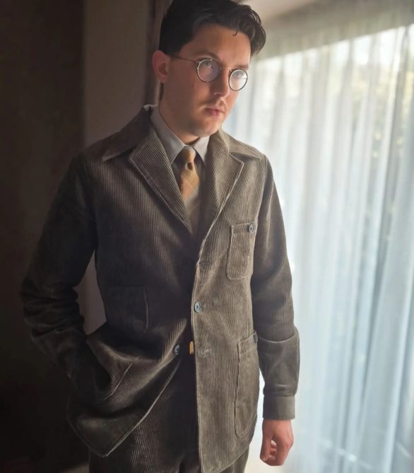 Mesmo assim, Greg afirma que ambos consideram as roupas da época confortáveis e bonitas. Nós gostamos de tentar reparar roupas, dar-lhes uma nova vida — e elas ficam tão boas quanto há 80 anos, disse.