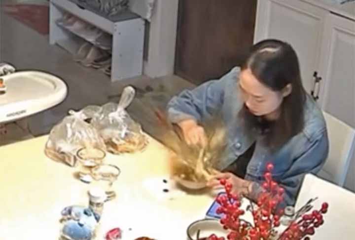 Ao tentar cortar o ovo cozido com uma colher, ele explode de repente, espalhando gema e sopa por toda a mesa.