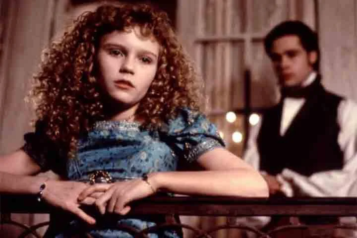 Kirsten Dunst em Entrevista com o Vampiro (1994): Com apenas 12 anos, Dunst roubou a cena como Claudia, a jovem vampira amaldiçoada com a imortalidade. Na ocasião, contracenou com Brad Pitt e Tom Cruise.