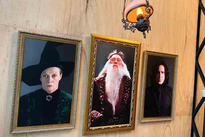 Também é possível explorar ambientes decorados com referências a personagens icônicos, como Dumbledore, Snape e Minerva McGonagall.