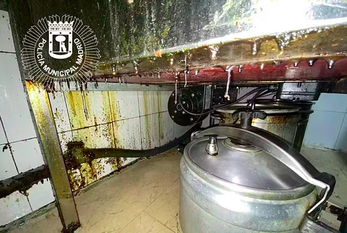 O caso foi encaminhado à Justiça, e o proprietário responderá por crimes contra a saúde pública, já que as práticas colocavam clientes e funcionários em risco. 