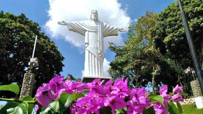 Curiosamente, um dos principais pontos turísticos de Serra Negra é uma estátua do Cristo Redentor, como no Rio de Janeiro.

