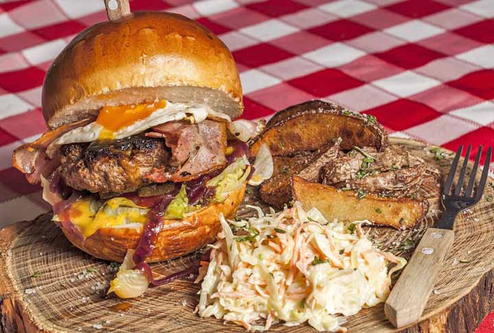 Os ovos são ricos em várias vitaminas e minerais essenciais. Eles são uma boa fonte de vitaminas B12, B6, riboflavina e ácido fólico, além de conterem minerais como ferro, zinco e selênio, que desempenham papéis importantes no sistema imunológico.