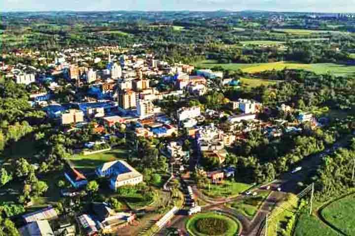 A cidade também é conhecida por suas festividades, como a Romaria da Terra e a Deutscher Abend (Festa da Cultura Alemã), realizada em outubro.