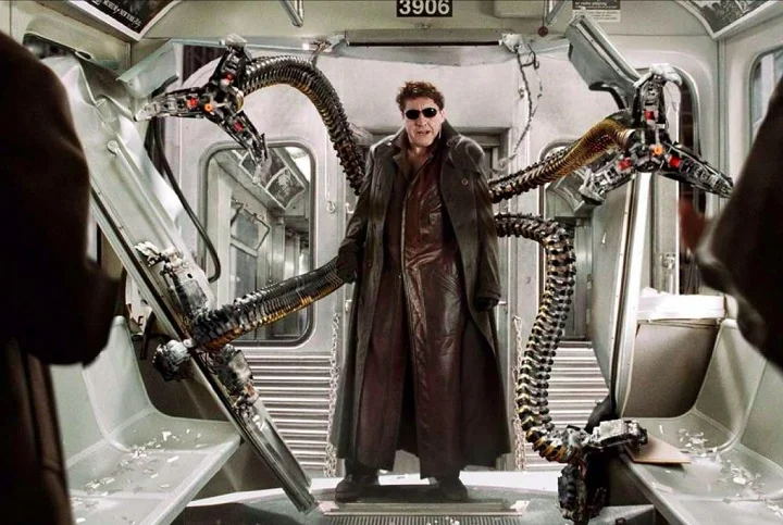 Dr. Octopus: Na mesma medida, o segundo filme do teioso, lançado em 2004, trouxe um Dr. Octopus incrível interpretado por Alfred Molina.