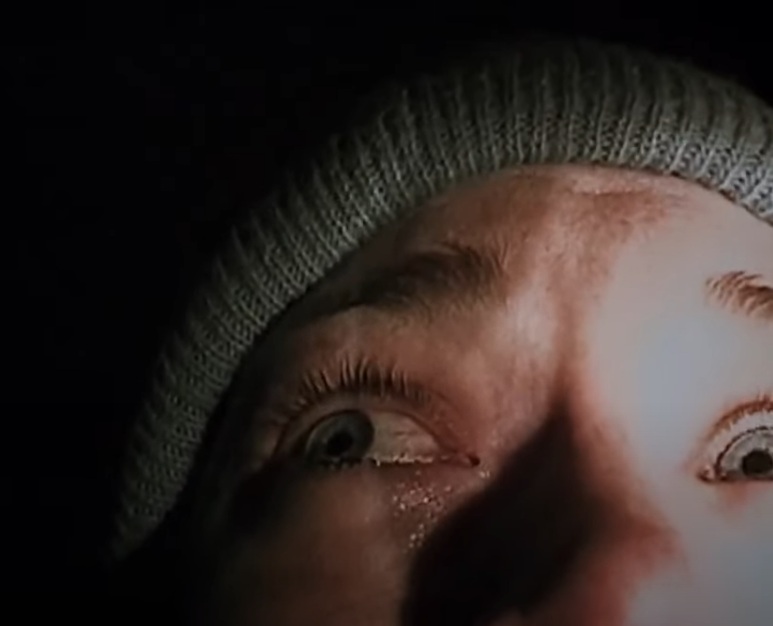 O filme tem formato de pseudodocumentário, causando muita curiosidade até em que não é fã de terrror. Lançado em 1999, escrito e dirigido por Daniel Myrick e Eduardo Sánchez, tornou-se um clássico do gênero.