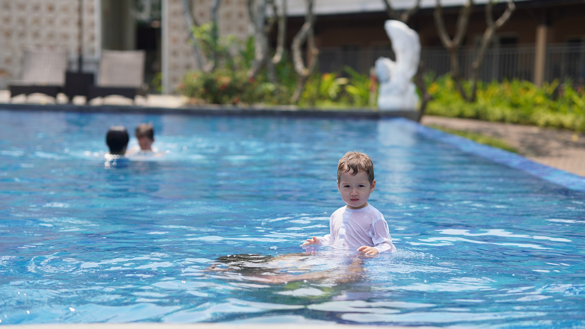 Em lugares públicos, tenha atenção à profundidade da água da piscina. O ideal é que tenha uma indicação, geralmente uma placa. Em piscinas particulares, a piscina precisa ter altura suficiente para que a criança consiga ficar em pé.