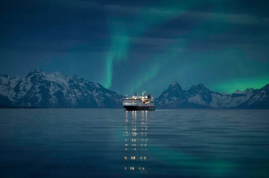 A aurora boreal é uma sensação nos pacotes de viagem na região do Ártico. Recentemente, a linha de cruzeiros Hurtigruten divulgou uma promoção que prometia ao viajante ver a aurora boreal ou não pagar nada na próxima viagem. Queremos que o viajante tenha certeza de que verá o espetáculo, anunciou a empresa. 