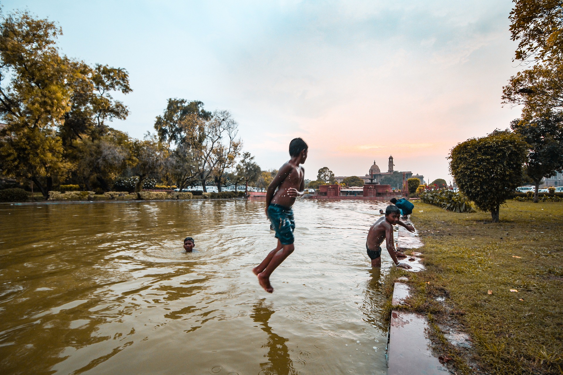 A atenção dos pais precisa ser redobrada nesse tipo de ambiente, seja piscina ou praia. É comum uma criança olhar só para a diversão, correr e brincar, e não se atentar aos perigos.