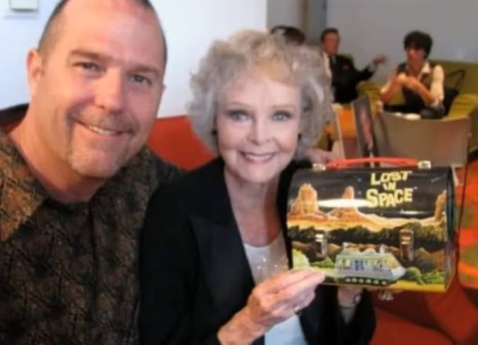 June Lockhart - 99 anos - A atriz estreou profissionalmente com oito anos no Metropolitan Opera, de Nova York. Além disso, seus principais trabalhos foram nas séries televisivas Lassie e Perdidos no Espaço, na qual interpretou Maureen Robinson.