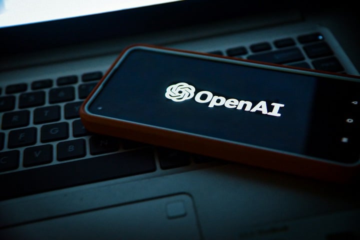 Mais de 400 artistas (incluindo atores, cineastas e músicos) criticaram a OpenAI, acusando a empresa de enfraquecer proteções autorais a fim de treinar a plataforma.