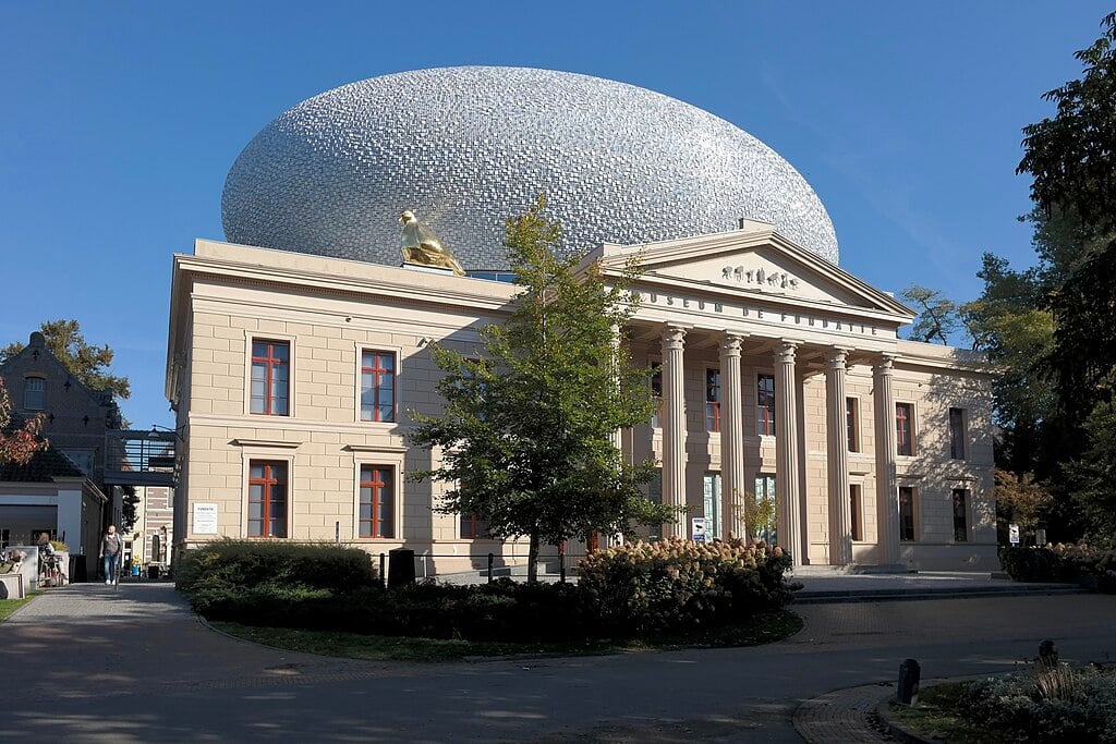 Zwolle também se destaca culturalmente, com museus como o Museum de Fundatie, galerias de arte, festivais e uma cena gastronômica em crescimento — incluindo restaurantes estrelados. 