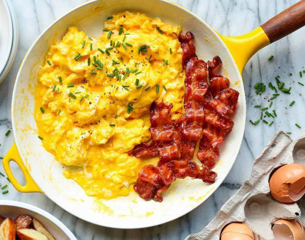 Em alguns países como nos Estados Unidos, os ovos são bastante consumidos na primeira refeição do dia junto com bacon.