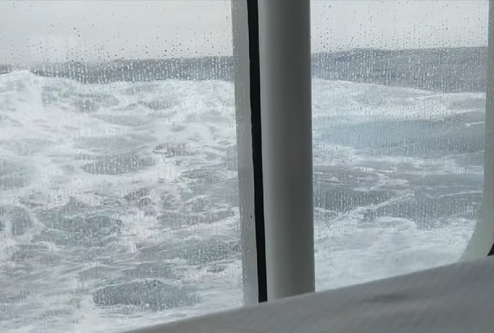 Essa região é conhecida por suas águas turbulentas, onde as correntes do Atlântico e do Pacífico se encontram, criando um forte efeito de agitação. 