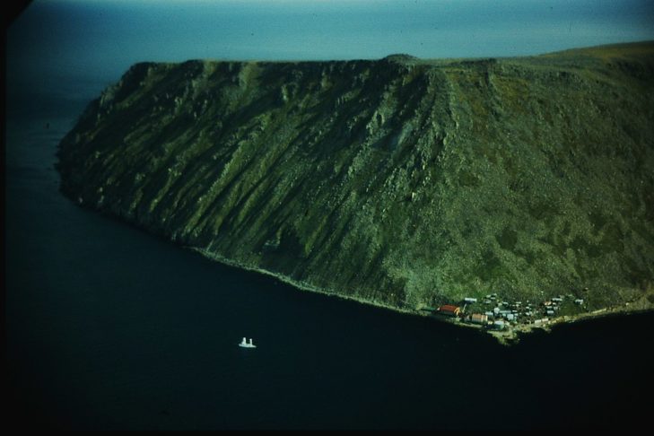 Uma escola na região oferece educação para crianças, desde o Jardim de Infância até o Ensino Médio. No entanto, não há estruturas para atendimento médico, e os moradores dependem do transporte aéreo para serem tratados no continente americano.