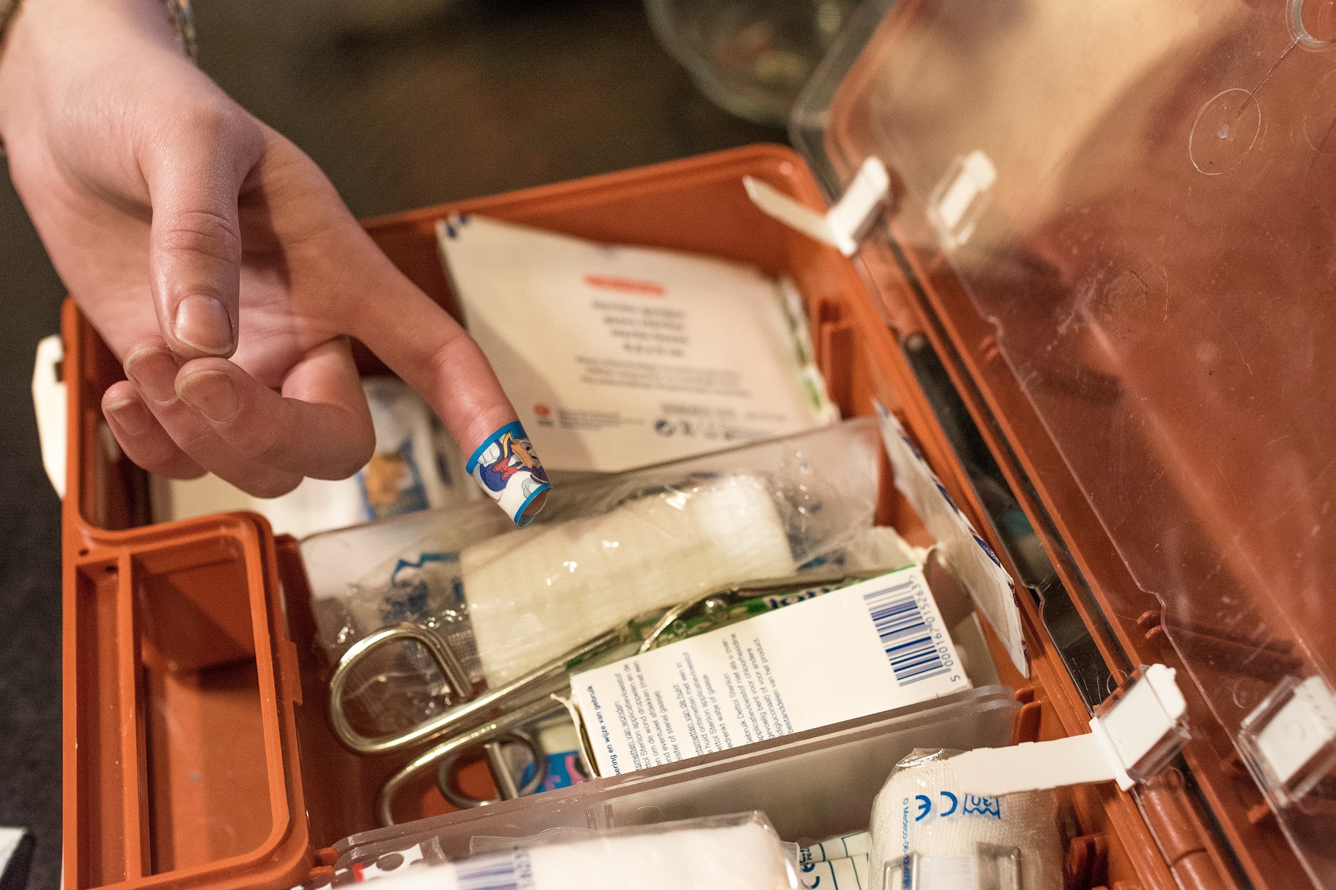 É válido também aprender técnicas básicas de reanimação cardiopulmonar para poder agir rapidamente em caso de emergência. Esteja preparado também com um kit de primeiros socorros.