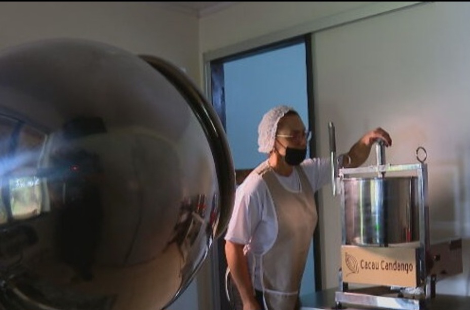 Até virar chocolate, o cacau precisa passar por um processo cuidadoso. As sementes têm que fermentar, secar e torrar. Tudo de forma controlada.