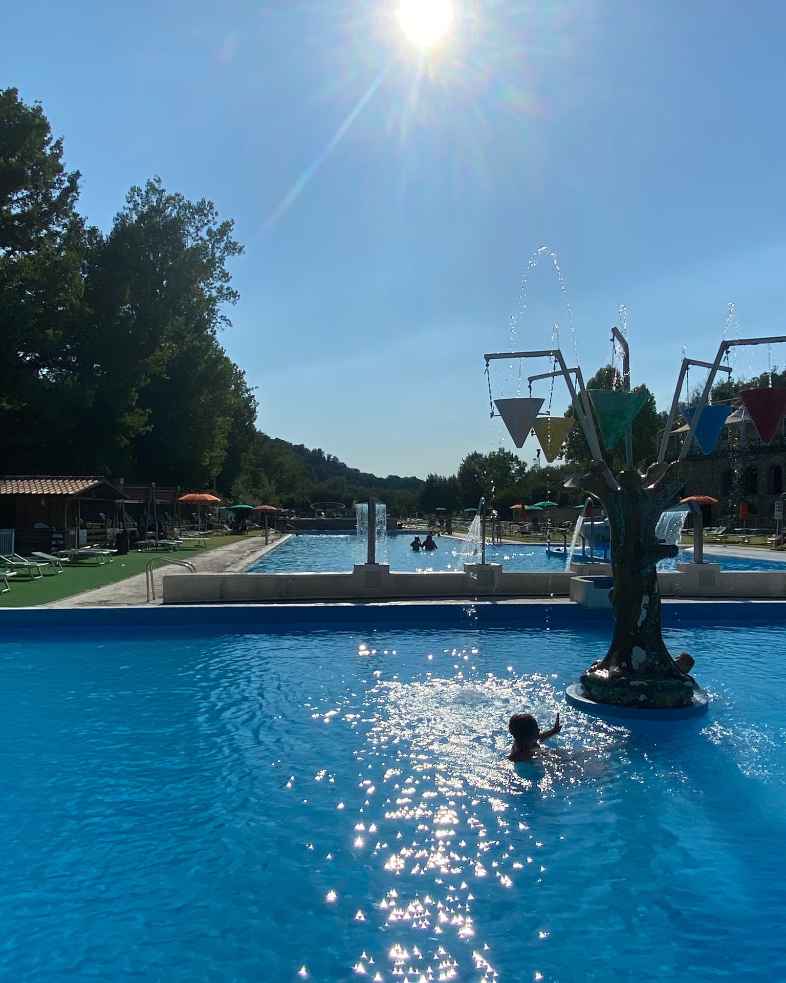 A tragédia na Itália levanta uma questão para pais e mães: a importância em ter o controle de seus filhos em ambientes com piscinas.