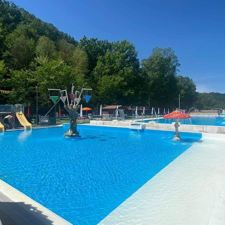 A criança curtia o dia no parque ao lado de seus pais, que ficaram em estado de choque e não conseguiram explicar o ocorrido.