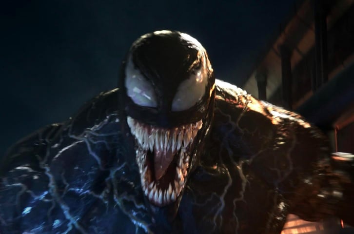 Aliás, Tom Hardy já deu vida a outro vilão bem famoso dos quadrinhos — nesse caso da Marvel: Venom, tradicional inimigo do Homem-Aranha. Porém, tanto no filme de 2018 quanto na continuação de 2021, o personagem ganhou uma versão mais amigável do que nas HQs.