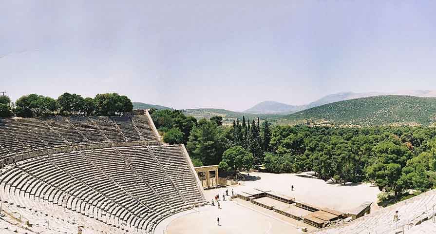Apesar de ser um consenso que o teatro ocidental teve origem na Grécia Antiga, é importante frisar que essa manifestação já era presente na humanidade desde tempos remotos, mesmo que de forma rudimentar.
