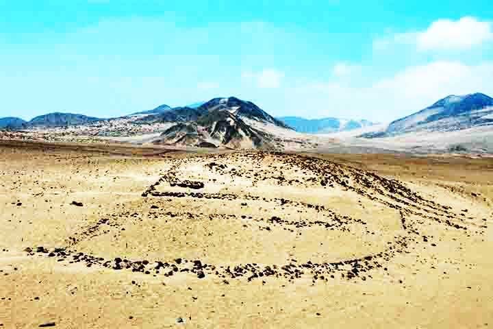 Além da pirâmide, os arqueólogos encontraram um geoglifo de 61,2 metros de comprimento e 30,3 metros de largura, que só pode ser visto de um ponto estratégico. Geoglifos são desenhos de grandes proporções feitos no solo com pedra, cascalho ou terra. 