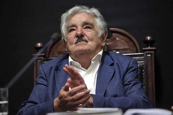 O câncer no meu esôfago está se espalhando para o meu fígado. Não consigo pará-lo com nada. Por quê? Porque sou um homem velho e porque tenho duas doenças crônicas. Não posso fazer nem um tratamento bioquímico nem uma cirurgia porque meu o corpo não aguenta, afirmou.