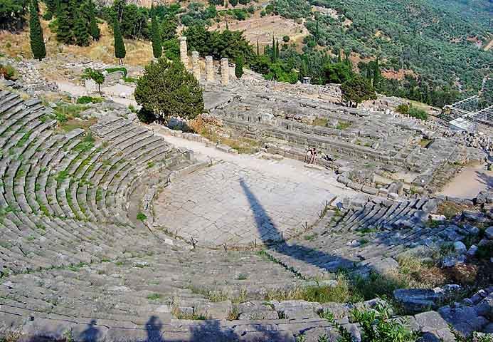 A palavra teatro tem origem do grego théatron, e é uma configuração de arte em que atores interpretam uma história para um público em algum lugar.