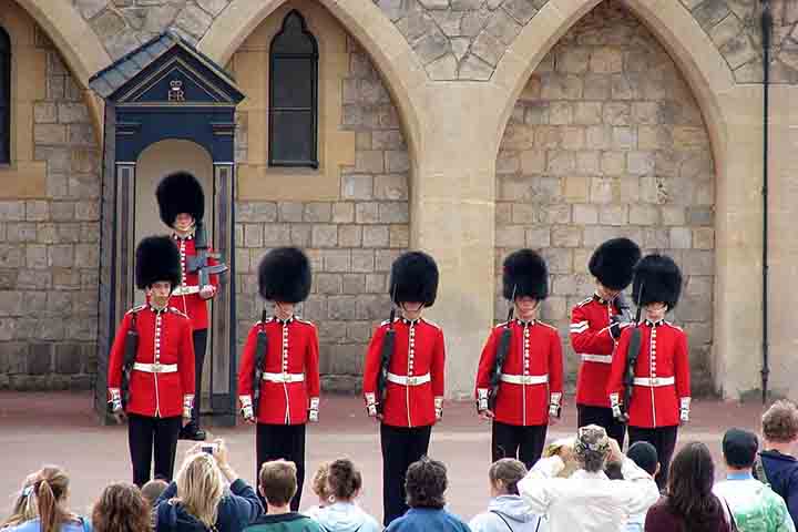 Guardiões de Monarcas - Eles fazem a proteção das residências reais no Reino Unido, como o Palácio de Buckingham. Os guardas são conhecidos por seus uniformes cerimoniais e pela tradição do “Changing the Guard”.