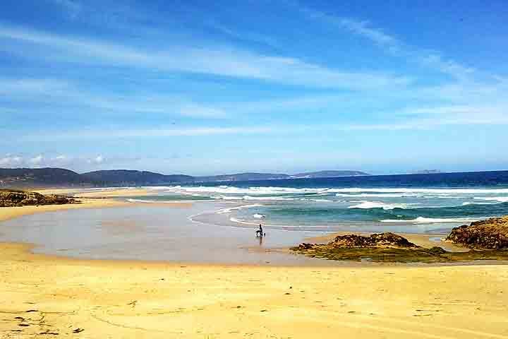 Praia da Pedra do Sal - Com 8 km de extensão, é a única praia da importante cidade de Parnaíba. É separada por um morro de rochedos que a divide em uma parte brava, com mar de ondas grandes que atrai surfistas, e outra mansa, adequada para quem busca descanso. 


